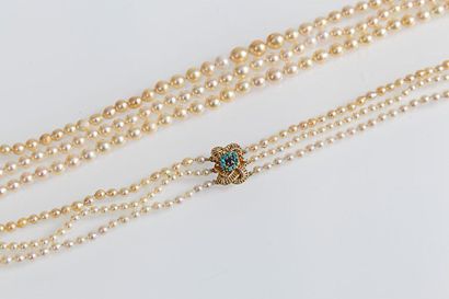 null Collier de trois rangs de perles de culture japonaise Akoia, fermoir en or jaune...