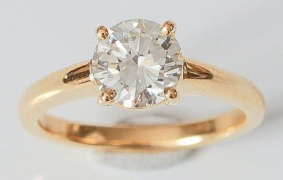 null Bague solitaire en or jaune ornée d'un diamant taillé en brillant pesant 1,36...