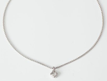 CHOPARD - Chaîne et pendentif "Coeur" en or gris orné d'un diamant mobile. Signés...