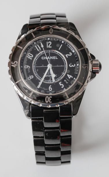 CHANEL J 12 - Bracelet montre en céramique noir et acier. Cadran noir à chiffres...