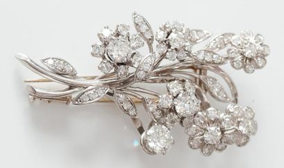 null Clip "Fleur" de revers en platine et or gris orné de diamants taillés en brillant...