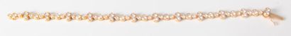 null Bracelet articulé en or jaune entièrement serti de diamants taillés en brillant....