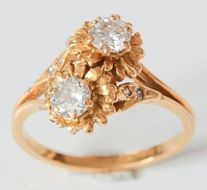 null Bague "Toi et moi" en or jaune à décor de fleurs ornée de deux diamants taillés...