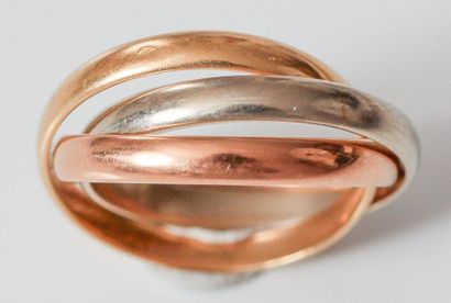 CARTIER - TRINITY Alliance trois anneaux en or de trois couleurs. Signée Cartier....