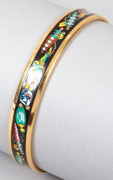 HERMES paris made in Austria Bracelet jonc en métal doré et émail multicolore à décor...