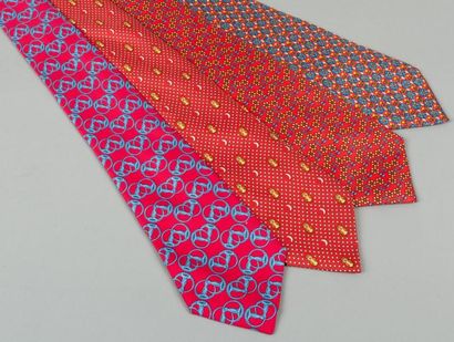 HERMÈS Paris made in France Lot de 4 cravates en soie imprimée. Fil tiré.