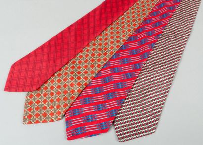 HERMÈS Paris made in France Lot de 4 cravates en soie imprimée.