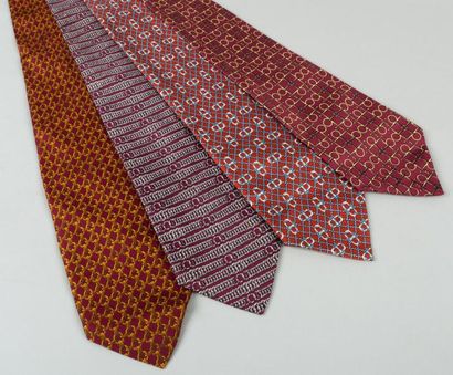 HERMÈS Paris made in France Lot de 4 cravates en soie imprimée. Tâches et saliss...