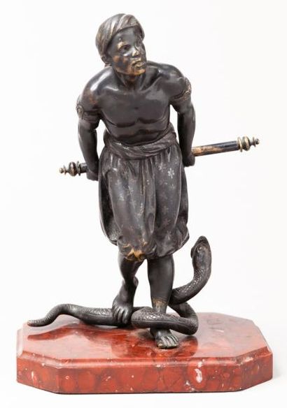 Bronze de Vienne, début XXe siècle Le charmeur de serpent Epreuve en bronze polychrome...