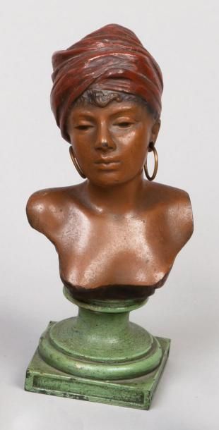 ÉCOLE ORIENTALISTE, début XXe siècle Buste de femme au turban Epreuve en régule polychrome....