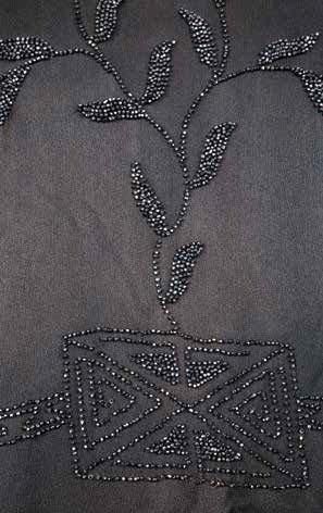 Anonyme circa 1929-1932 Manteau en crêpe noir brodé de perles chatoyantes de même...