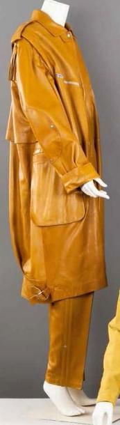 Idéal Cuir pour Claude MONTANA Printemps-Été 1981 Manteau de cuir agneau camel, petit...