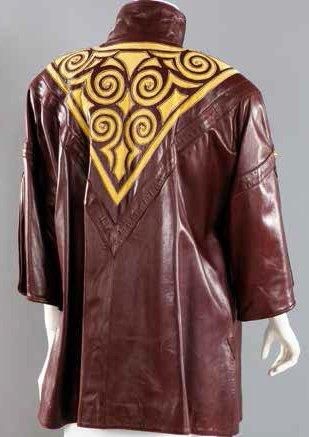 Idéal cuir pour Claude MONTANA circa 1988-1989 Robe de forme droite en daim jaune,...