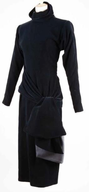 Yves Saint LAURENT Haute couture n° 57411 Automne- Hiver 1984/1985 Robe droite en...