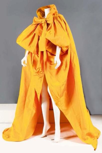 Yves Saint-Laurent Haute couture Automne-Hiver 1983-1984 Grande cape à traîne en...