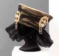 PAULETTE (1900-1984) circa 1981 Chapeau recouvert de lamé or et de tulle drapé noir,...