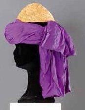 PAULETTE (1900-1984) circa 1980 Chapeau d'inspiration ottomane, en lamé or à motifs...