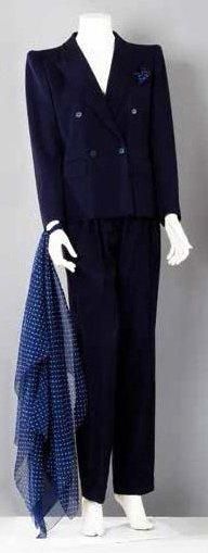 Yves Saint-Laurent Haute couture n°45976 circa 1978-1980. Ensemble pantalon en gabardine...