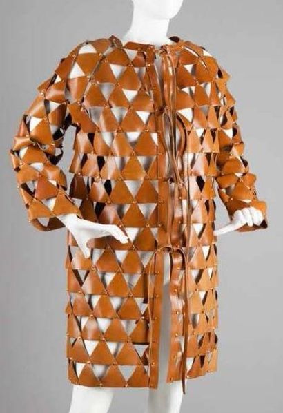 Paco RABANNE Automne - Hiver 1966 Manteau de cuir fauve formant des triangles reliés...