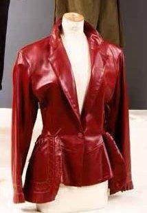 ALAÏA circa 1987 Veste en cuir agneau rouge, col châle cranté, poches dans les coutures...