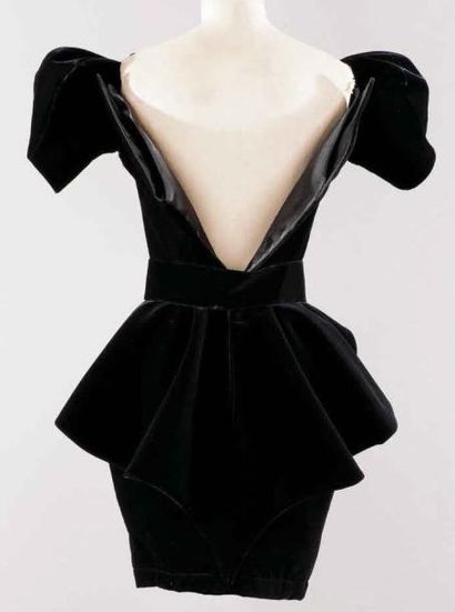 Christian DIOR par Marc Bohan circa 1985-1988 Robe de cocktail en velours noir, haut...