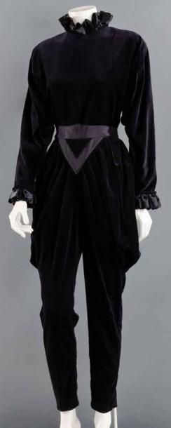 Gianni VERSACE (1946-1997) circa 1980 Combinaison pantalon en velours noir, encolure...