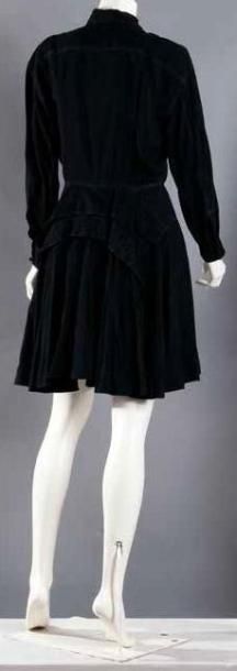 ALAÏA circa 1988-1989 Robe en fibranne noir à surpiqûres blanches, petit col, boutonnage...