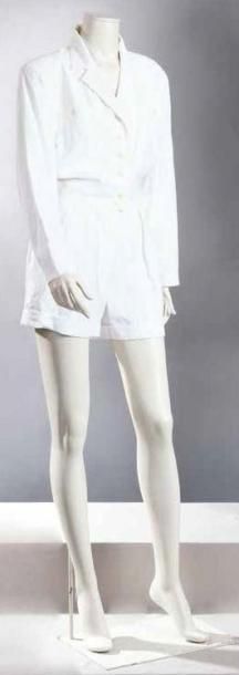 ALAïa circa 1990 Robe-short en toile fibranne blanche, haut à col châle cranté, simple...