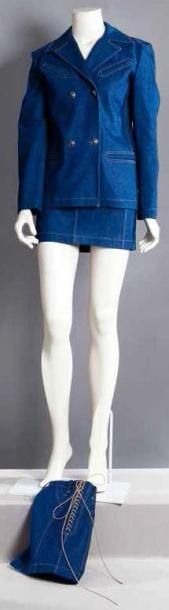 ALAÏA circa 1987-1989 Tailleur en denim bleu à surpiqûres blanches, poches zippées...