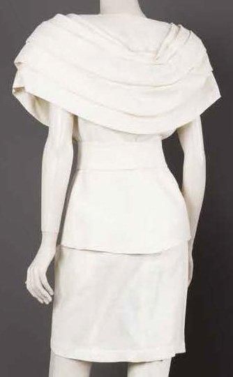 Thierry MUGLER circa 1990 Magnifique ensemble en lin blanc d'inspiration futuriste,...