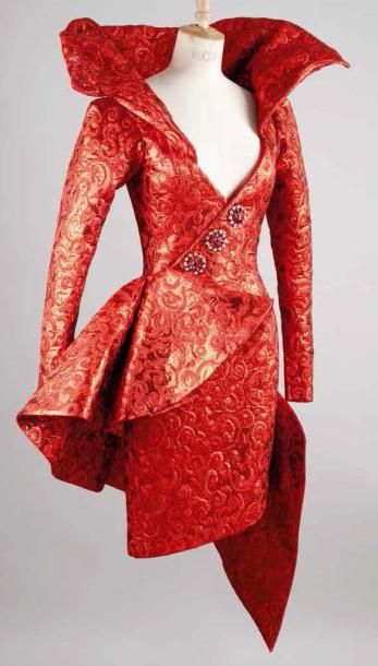 Yves Saint LAURENT Haute couture n° 65759 Hiver 1989 Robe en broché lamé rouge à...