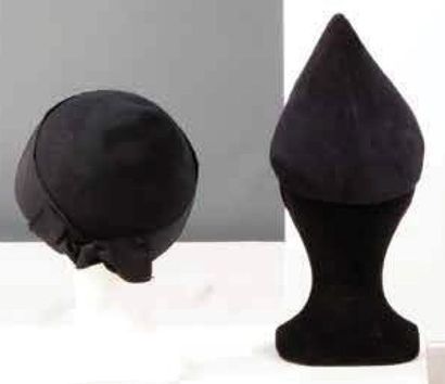 Christian DIOR Automne-Hiver 1985-1986 Ensemble de deux chapeaux, l'un de forme conique...