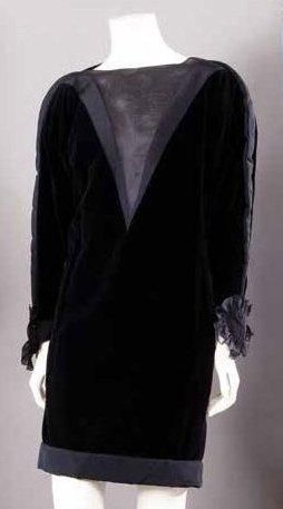 Claude MONTANA circa 1985-1989 Robe droite en velours de coton noir, encolure bateau...
