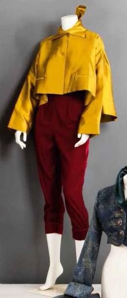 Roméo GIGLI circa 1990 Lot composé d'une veste courte en shantung de soie or, petit...