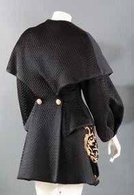 Christian LACROIX Haute couture circa 1988-1989 Manteau en satin noir ouatiné rehaussé...