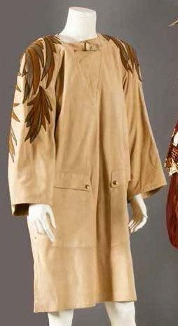 Idéal cuir pour Claude MONTANA circa 1980 Robe droite en veau velours beige, encolure...
