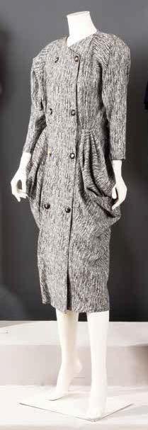 Anne-Marie BERETTA circa 1984-1985 Robe en toile de laine chinée gris, marine, encolure...