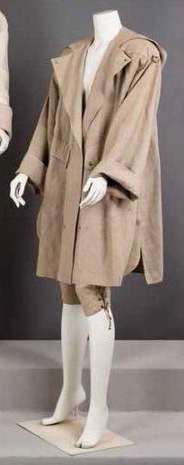 Claude MONTANA circa 1980 Manteau à capuche en lin bis gansé de soutaches or soulignant...