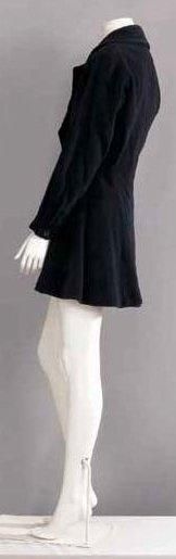 ALAïa circa 1990 Manteau redingote en drap noir, grand col châle cranté, boutonnage...