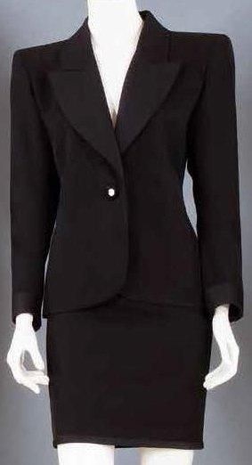 Yves Saint-Laurent Haute couture n°64 257 circa 1989-1990 Tailleur smoking en grain...