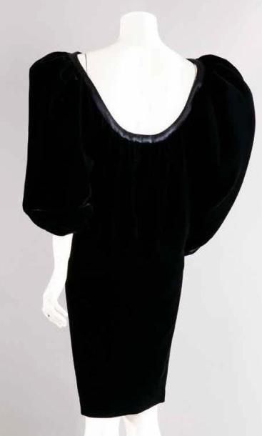 Yves Saint LAURENT Haute couture Automne- Hiver 1983/1984 Robe de dîner en velours...