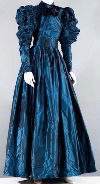 Nina RICCI Haute couture par Gérard Pipart Automne-Hiver 1980-1981 Robe longue en...