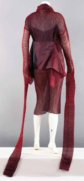 Roméo GIGLI Automne-Hiver 1989-1990 Ensemble composé d'une robe en gazar gaufré plissé...
