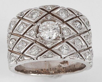 null Bague "Damier" en or gris à décor matelassé ornée d'un diamant central taillé...