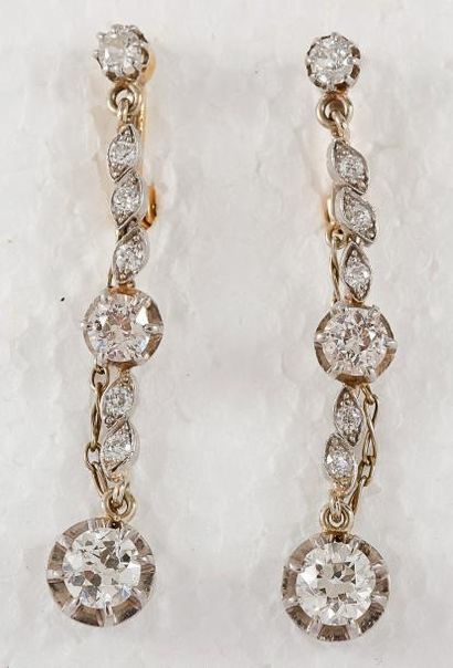 null Paire de pendants d'oreilles en or gris ornées chacun de diamants taillés en...