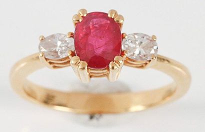 null Bague en or jaune ornée d'un rubis ovale épaulé de deux diamants ovale. P. 3...