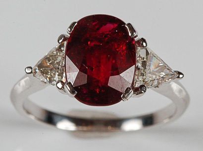 null Bague en or gris ornée d'un rubis ovale épaulé de deux diamants troïdia. Poids...