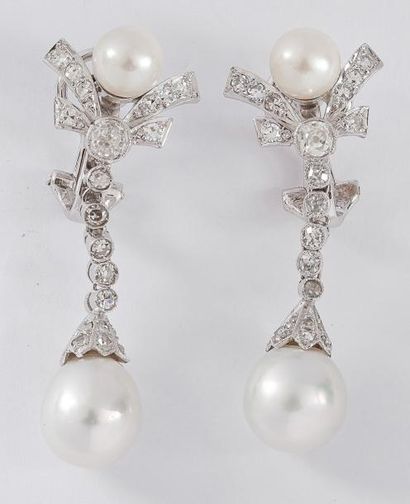 null Paire de pendants d'oreilles en or gris et platine ornée chacun de perles de...