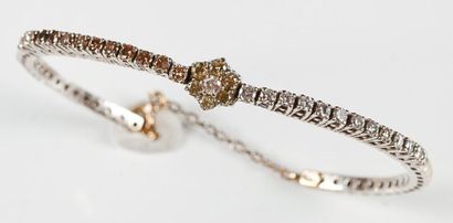 null Bracelet rigide ouvrant en or gris orné d'un motif central serti de diamants...