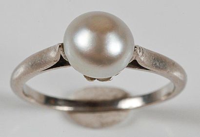 null Bague en platine ornée d'une perle fine. Avec certificat du Monaco Gem Lab....